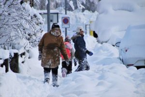 雪道を歩く子ども