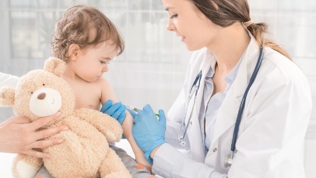 女医と注射される赤ちゃん