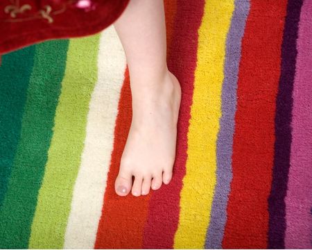 絨毯の上の子どもの足