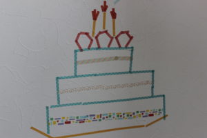 壁に描いたケーキの絵
